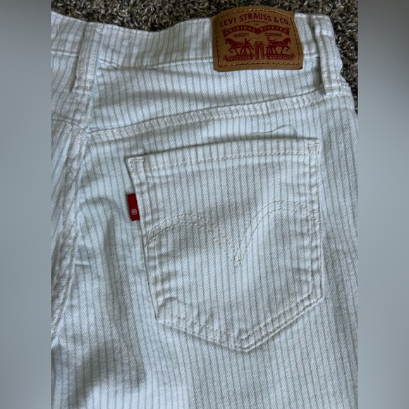 Levi Strauss Women’s Mid-Length White Shorts with light blue pinstripe size 28 - Picture 4 of 8